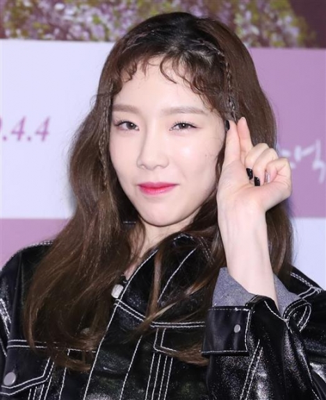 소녀시대 태연이 25일 오후 서울 광화문 씨네큐브에서 열린 한일합작 영화 ‘막다른 골목의 추억’(감독 최현영) VIP 시사회에 참석해 수영을 응원하고 있다. <br>‘막다른 골목의 추억’은 유미(최수영 분)가 일본에서 애인 태규(안보현 분)와 뜻하지 않은 이별을 경험한 뒤 막다른 골목에 있는 카페 ‘엔드 포인트’에서 지내며 주인 니시야마를 비롯한 이들에게 치유받는 이야기를 그린 작품이다, 2019.3.25<br>뉴스1