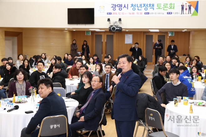 박승원 광명시장이 시청중회의실에서 시민과의 대화 및 청년과의 대화 건의사항 실천방안 보고회를 갖고 있다. 광명시 제공