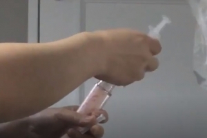 딸 빵·화장품에 ‘변기세척제’ 주입한 의붓어머니