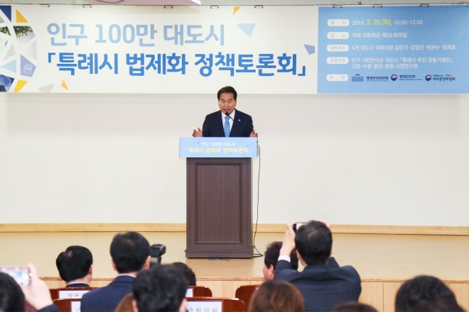 백군기 용인시장은 26일 서울 여의도 국회의원회관 제2소회의실에서 열린 ‘인구 100만 대도시 특례시 법제화를 위한 정책토론회’에서 “특례시가 지역발전의 주도적 역할을 할 수 있도록 특례사무권한에 대한 법과 제도도 정비되어야 한다”고 강조했다. 용인시 제공