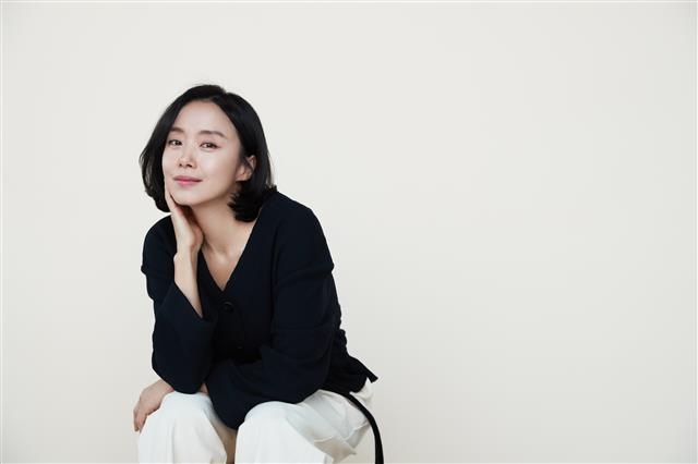 ‘생일’ 시사회를 통해 세월호 유가족들을 만났다는 전도연은 “어머니들이 손수 만든 지갑을 주셨다”면서 “(영화를) 무섭고 어렵다고만 느꼈던 제 자신이 죄송스러웠다”고 말했다.  매니지먼트 숲 제공