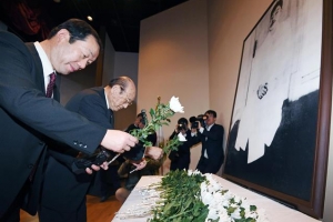 안중근 의사 순국 109주기… 헌화하는 日 추모객