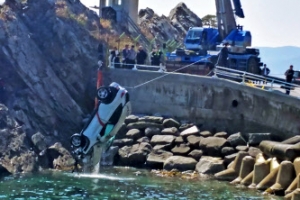 동네 형 아이디로…허술한 카셰어링, 강릉 바닷가서 10대 친구 5명 추락사