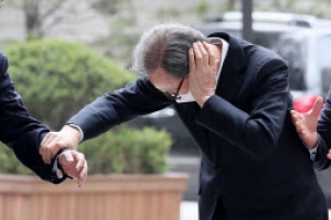 [포토] 법정 향하다 휘청거리는 MB