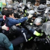 [포토] “노동법 개정 반대” 경찰과 격렬한 몸싸움하는 민주노총