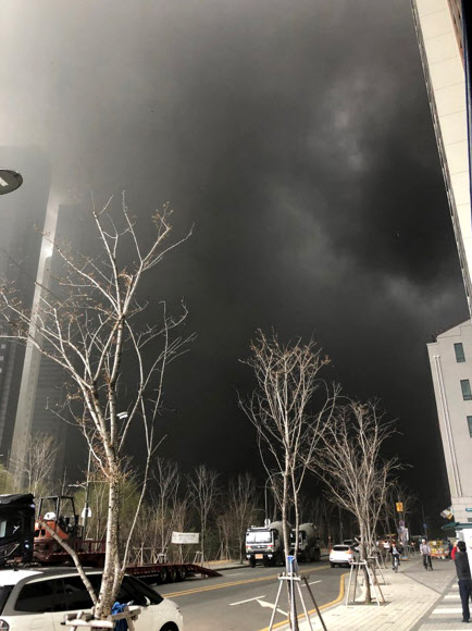 27일 오후 4시 30분께 경기도 용인시 성복동 롯데몰 공사현장에서 불이 나 주변 일대가 검은 연기로 가득 차 있다. 이 화재로 인한 피해는 확인되지 않았다. 2019.3.27 <br>독자 제공=연합뉴스