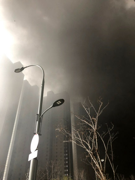 27일 오후 4시 30분께 경기도 용인시 성복동 롯데몰 신축공사장에서 불이 나 소방당국이 진화에 나섰다. 소방당국은 대응 2단계를 발령했으며, 화재로 인한 인명피해는 아직 알려지지 않았다. 2019.3.27 <br>독자 제공=연합뉴스