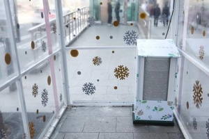 서초 버스정류장 안으로 들어온 공기청정기