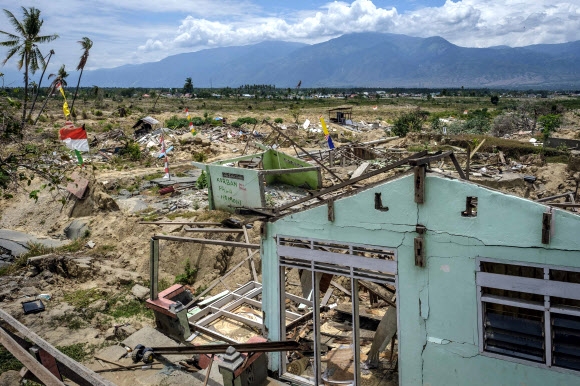 지난해 9월 발생한 지진과 쓰나미로 초토화된 인도네시아 술라웨시섬의 주요 도시 팔루의 전경. 팔루 AFP 연합뉴스