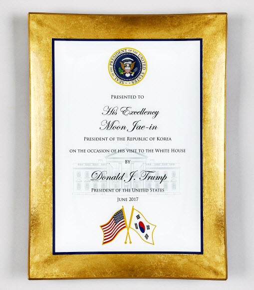 문 대통령이 2017년 6월 미국 방문 시 도널드 트럼프 대통령에게서 받은 ‘백악관 방문 기념패’.  청와대 제공