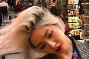 김새롬 근황, 레드립으로 강조한 매력 “내일 좀 예쁠 예정”