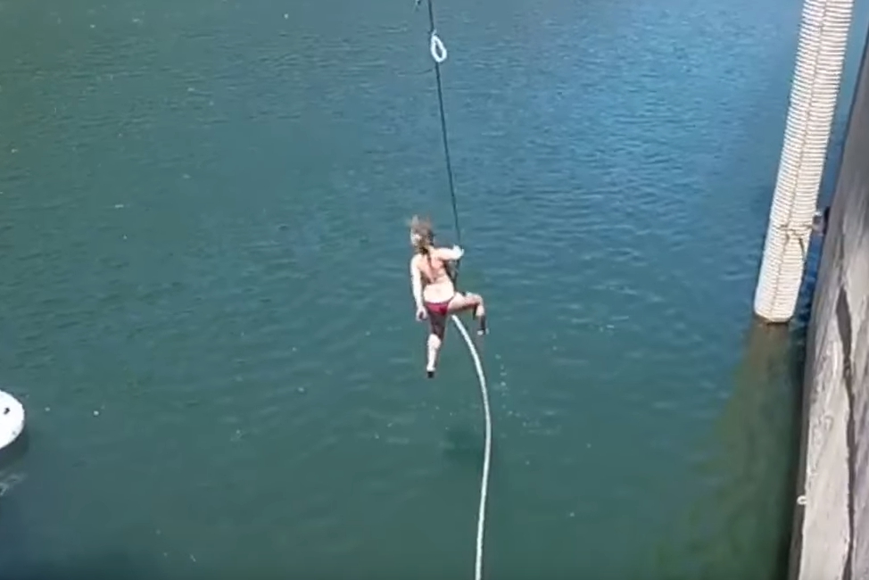 로프스윙 하려다 360도 회전한 여성