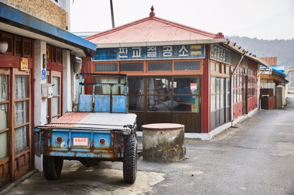 충남 서천 판교마을의 또 다른 이름은 ‘시간이 멈춘 마을’이다. 오래된 건물과 예스러운 글씨가 어르신에게는 지난날에 대한 향수를, 젊은이들에게는 경험해 보지 못한 시절에 대한 호기심을 불러일으킨다.