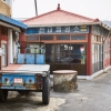 장미사진관, 백세건강원… 시간이 멈춘 마을