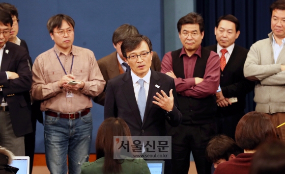 고가 부동산 매입 논란에 휩싸인 김의겸 청와대 대변인이 지난해 청와대 춘추관에서 기자들의 질문에 답변하는 모습.  안주영 기자 jya@seoul.co.kr