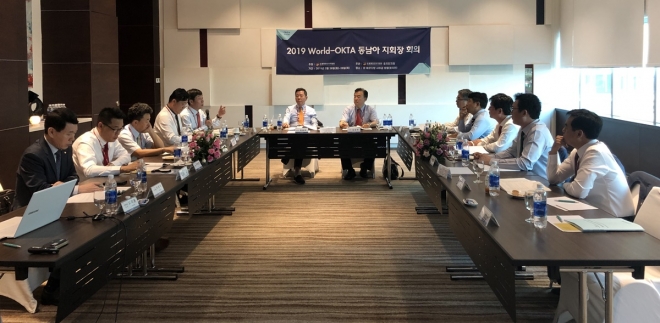 하용화(가운데 왼쪽) 월드옥타 회장이 26~28일 베트남 호치민에서 열린 2019 월드옥타 동남아 지회장 회의를 주재하고 있다. 월드옥타 제공