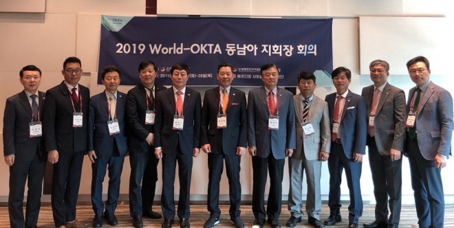 하용화(가운데) 월드옥타 회장이 28일 베트남 호치민에서 열린 2019월드옥타 동남아 지회장 회의 참석자들과 기념촬영을 하고 있다. 월드옥타 제공