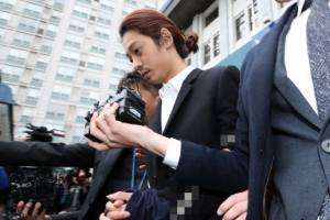 정준영, 고개 푹 숙인 채 법정에… “혐의 모두 인정·합의 원한다”