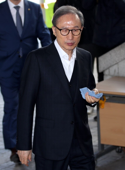 [포토] 속행공판 출석하는 이명박 전 대통령