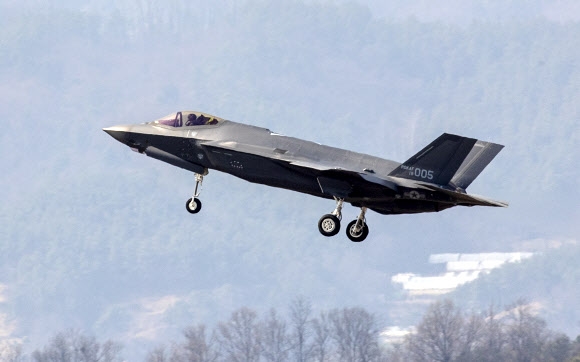 한국의 첫 스텔스 전투기 F-35A가 29일 오후 청주 공군기지에 착륙하고 있다.  청주 연합뉴스
