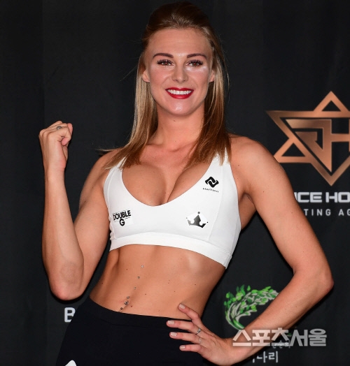 더블걸 니나 반 룬이 계체에서 화려한 자태를 뽐내고 있다. 이주상기자 rainbow@sportsseoul.com