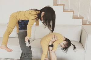 [EN스타]메이비, ♥ 윤상현 일상 공개..두 딸과 놀아주는 ‘다정한 아빠’