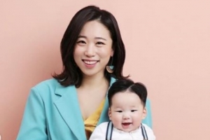 [EN스타] 이미도, 귀요미 아들과 함께 한 화보 공개 ‘귀요미 미소’