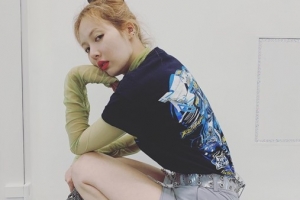 [포토] 쪼그려 앉아 포즈 취하는 현아