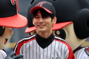 옹성우, LG-롯데전 시구자로 등장 ‘환하게 웃으며’