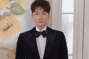 [EN스타] 이용진, 훈훈 턱시도 자태 공개 ‘날렵한 턱선’
