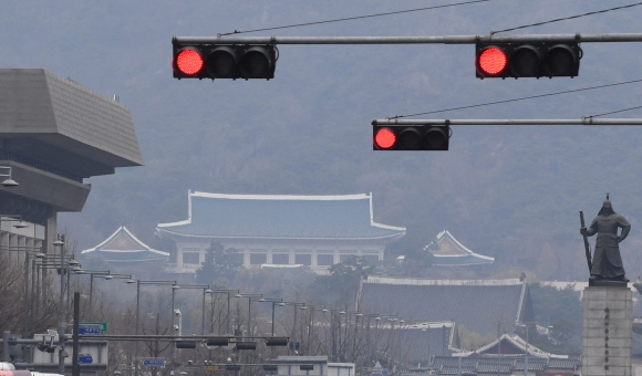 국토부 과기부의 장관 후보자들이 낙마, 자진사퇴한 31일 오후 청와대가 보이는 세종대로 신호등에 빨간불이 켜져 있다. 2019.3.31. 도준석 기자 pado@seoul.co.kr