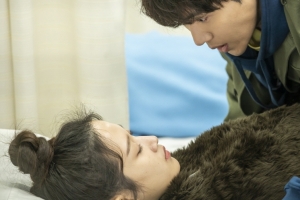 ‘으라차차 와이키키2’ 문가영, 곰탈 쓰고 김선호와 초밀착 ‘심쿵’