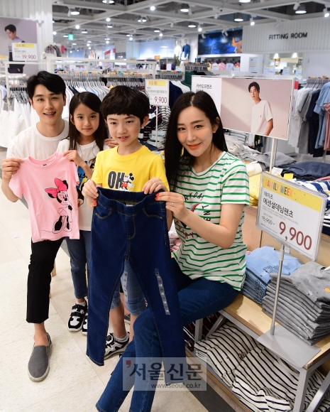1일 이마트 용산점에서 열린 ‘데이즈 패밀리위크’행사를 알리기 위해 모델들이 9900원짜리 청바지와 티셔츠를 선보이고 있다. 2019. 4. 1  정연호 기자 tpgod@seoul.co.kr