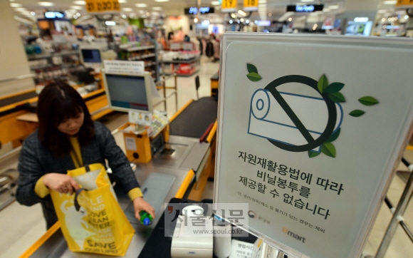 대형마트에서 비닐봉투 사용금지가 실시된 1일 서울 용산구의 한 대형마트에서 안내문구가 게시되어 있다. 2019. 4. 1  정연호 기자 tpgod@seoul.co.kr