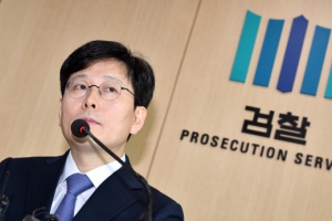 ‘김학의 동영상’ 피해 여성 검찰 출석...성범죄 의혹 밝혀낼까