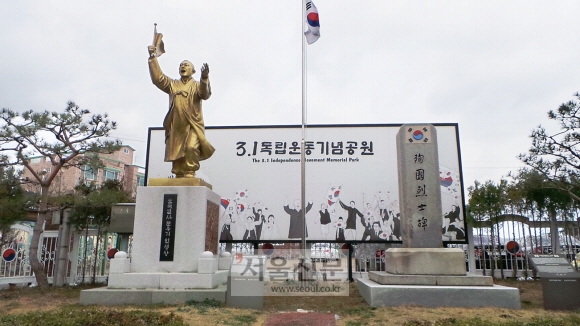 전북 익산 ‘3·1독립운동 4·4만세 기념공원’에 있는 문용기 열사의 동상과 순국열사비. 1949년에 건립된 순국열사비의 비문은 이승만이 썼다. 6·25전쟁 중에 북한군이 ‘이승만서’(李承晩書)라고 쓰인 비석의 아래쪽을 깼다는 말이 전해지는데 깨진 흔적이 남아 있다.