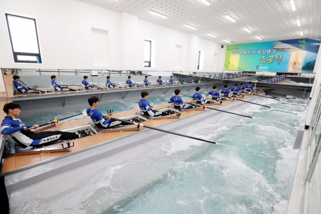 용인조정경기장에 설치한 로잉탱크에서 조정 연습중인 용인시청 조정선수단 