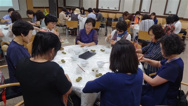 경남 지역에서 온 유아원 관계자들이 신청백리 체험 프로그램의 하나인 떡차를 만들고 있다. 옛날 선인들은 햇볕에 말려서 조금씩 물에 풀어 차로 마셨다.