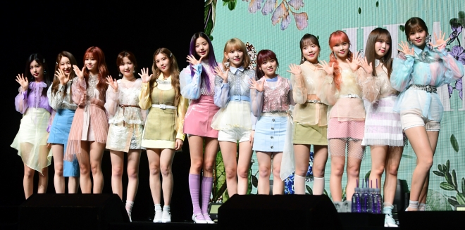 아이즈원이 1일 서울 용산구 한남동 블루스퀘어에서 미니 2집 ‘하트*아이즈’ 발매 쇼케이스를 열었다.