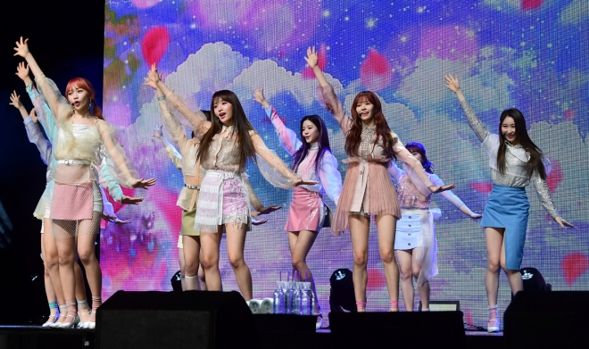 아이즈원이 1일 서울 용산구 한남동 블루스퀘어에서 미니 2집 ‘하트*아이즈’ 발매 쇼케이스를 열고 수록곡 ‘하늘 위로’ 무대를 선보이고 있다.