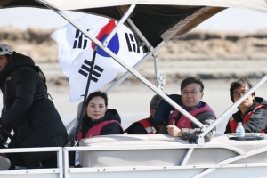 한강하구 첫 ‘민간평화의 배’ 두둥실… 유도 중립수역 못가 아쉬웠다
