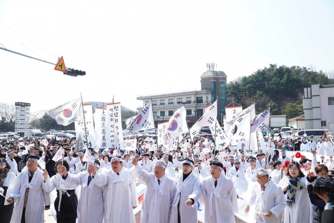 안성시는 2일 원곡면 칠곡리 안성3·1운동기념관에서 독립운동가 유족, 안성시민, 학생 등 약 3000여 명이 참석한 가운데 ‘4·1만세항쟁, 2일간의 해방’ 기념식을 개최했다.