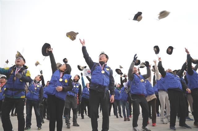 채현일 서울 영등포구청장을 비롯한 구청 공무원들이 청사에서 출발해 3박 4일 동안 약 100㎞를 걸어 지난 1일 충남 천안시 목천읍 독립기념관에 도착한 뒤 모자를 힘껏 머리 위로 던지며 국토대장정 완주를 축하하고 있다.  영등포구 제공 채현일 서울 영등포구청장을 비롯한 구청 공무원들이 청사에서 출발해 3박 4일 동안 약 100㎞를 걸어 지난 1일 충남 천안시 목천읍 독립기념관에 도착한 뒤 모자를 힘껏 머리 위로 던지며 국토대장정 완주를 축하하고 있다.  영등포구 제공