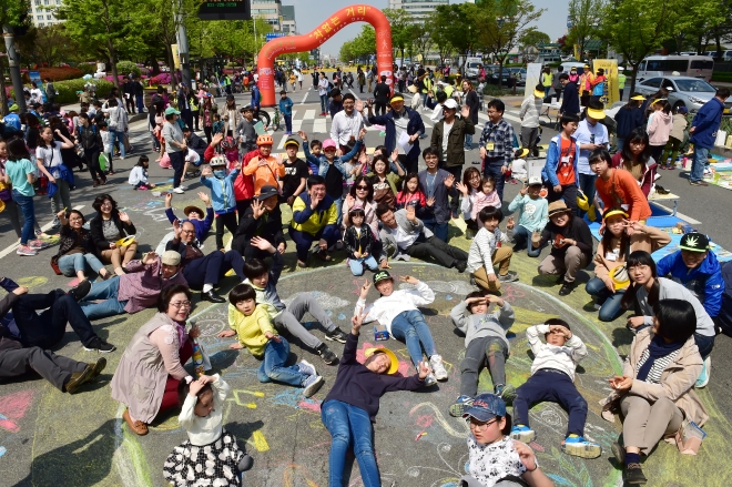 수원시의 ‘자동차 없는 날’ 행사 모습. 수원시 제공
