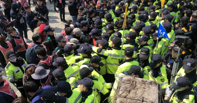 3일 오전 서울 영등포구 국회 정문에서 ‘노동법 개악’ 저지 등을 촉구하며 민주노총 조합원들이 정문 담장을 부수고 국회로 진입을 시도하고 있다. 2019.4.3 연합뉴스