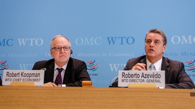 2일 스위스 제네바 WTO 본부에서 열린 ‘세계 무역 전망’ 보고서 관련 기자회견에서 기자들의 질문에 답변하고 있는 호베르투 아제베두(오른쪽) WTO 사무총장과 로버트 쿠프만 수석 이코노미스트. WTO 홈페이지 캡처