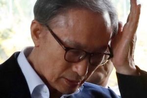 [포토] ‘머리 쓸어넘기며’ 이명박 전 대통령, 항소심 공판 출석