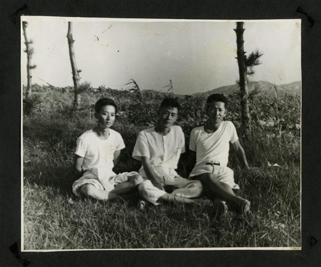 1955년 무렵 친구 조선용, 노문과 함께 포즈를 취한 시인(왼쪽). 창비 제공