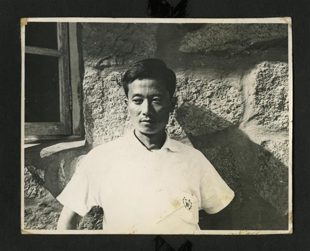 1964년 무렵 명성여고 교사 시절 모습. 창비 제공