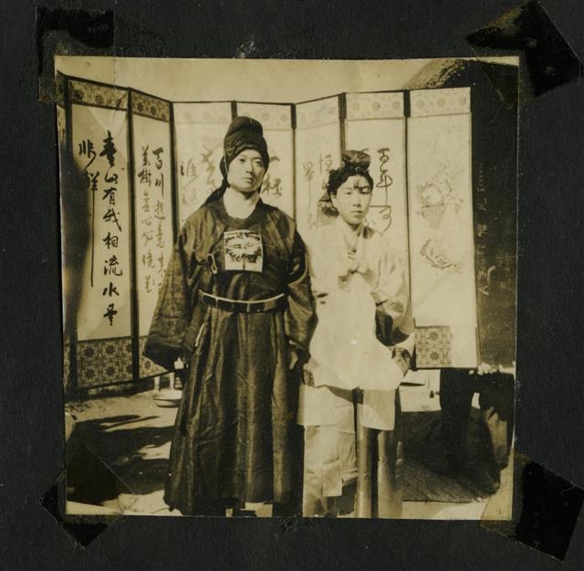 1957년 결혼식 당시 신동엽 시인과 인병선씨.  창비 제공